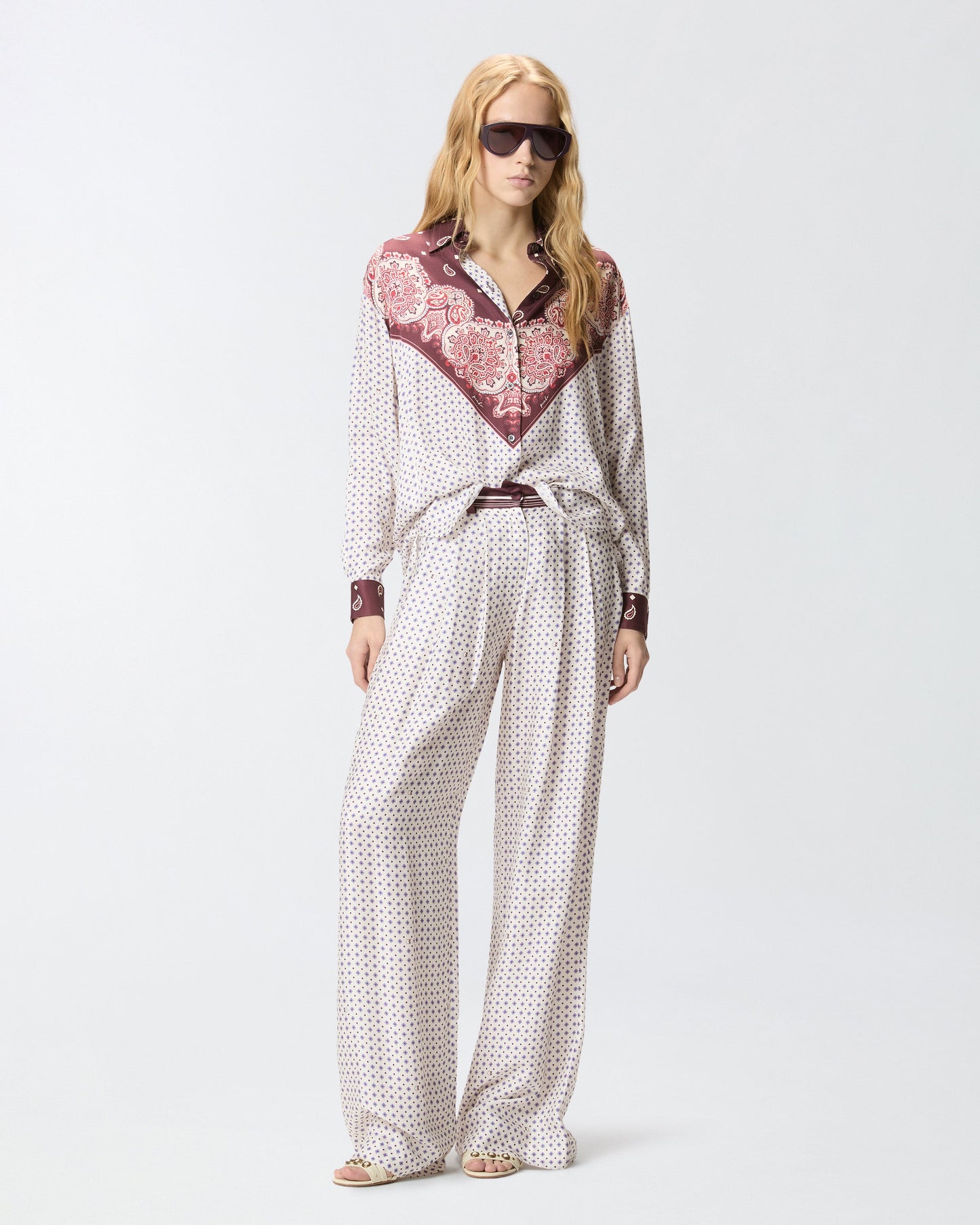 Trousers with tie motif
