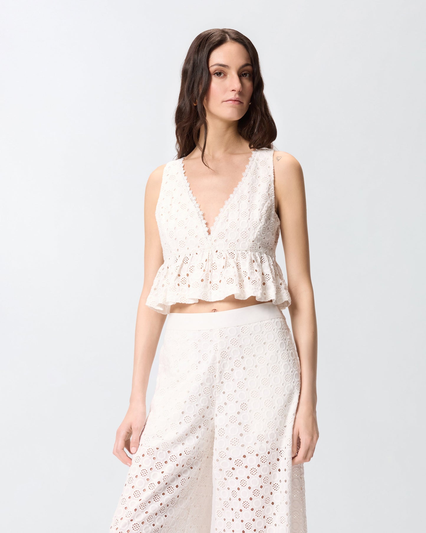 Crop top with ruffle and openwork pattern