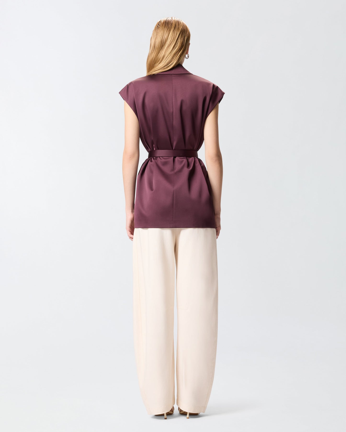 Sleeveless jacket in satin
