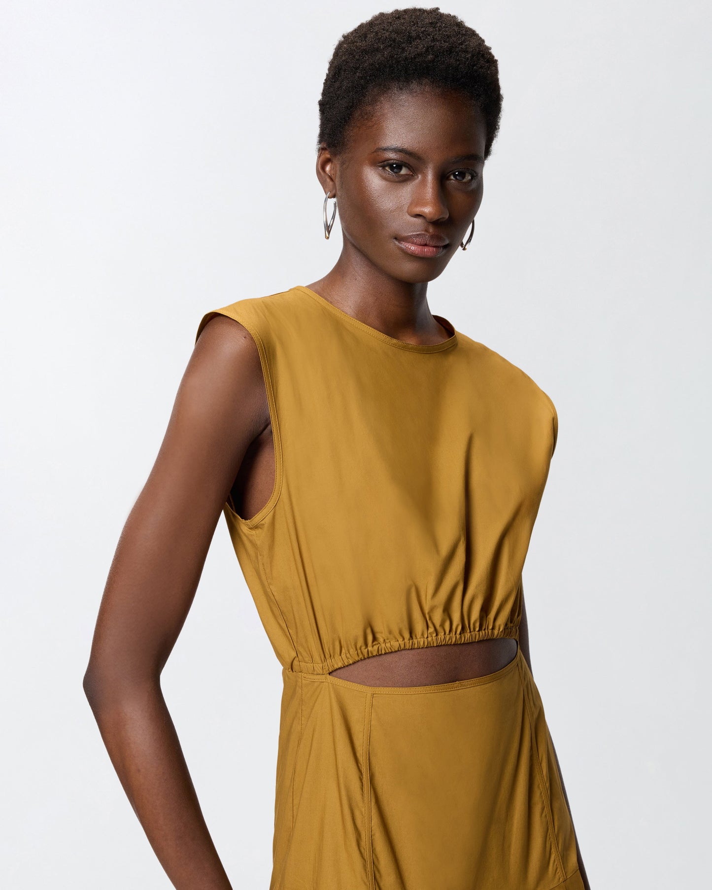 Sleeveless midi dress with pleats and cut-out