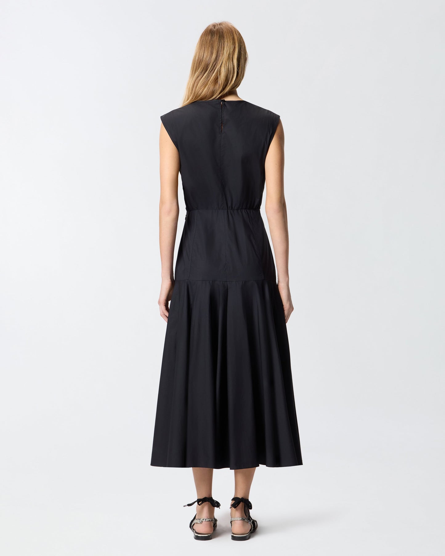 Sleeveless midi dress with pleats and cut-out