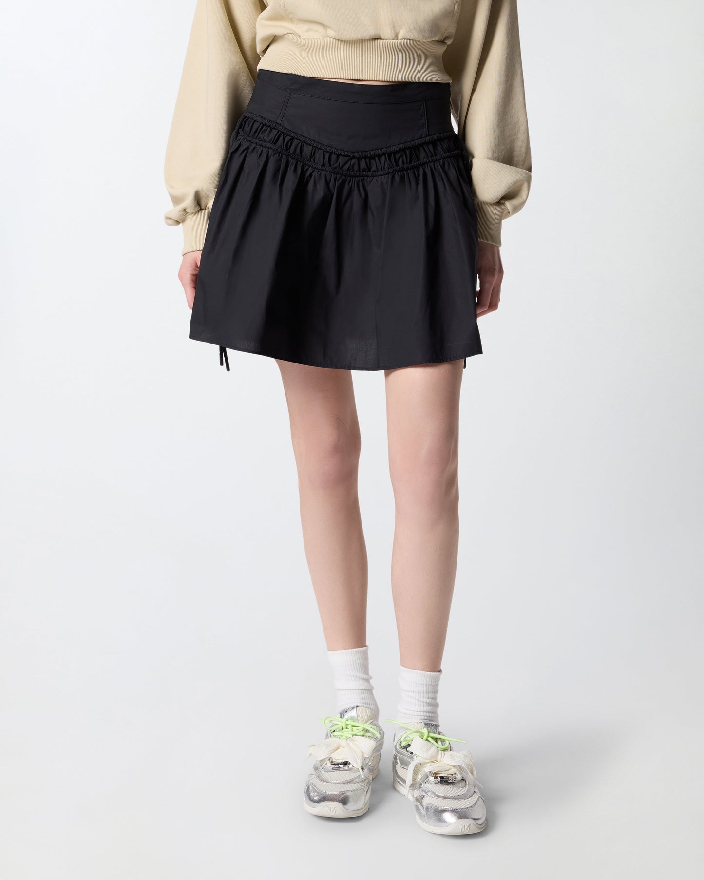 Short skirt with gathering and drawstring