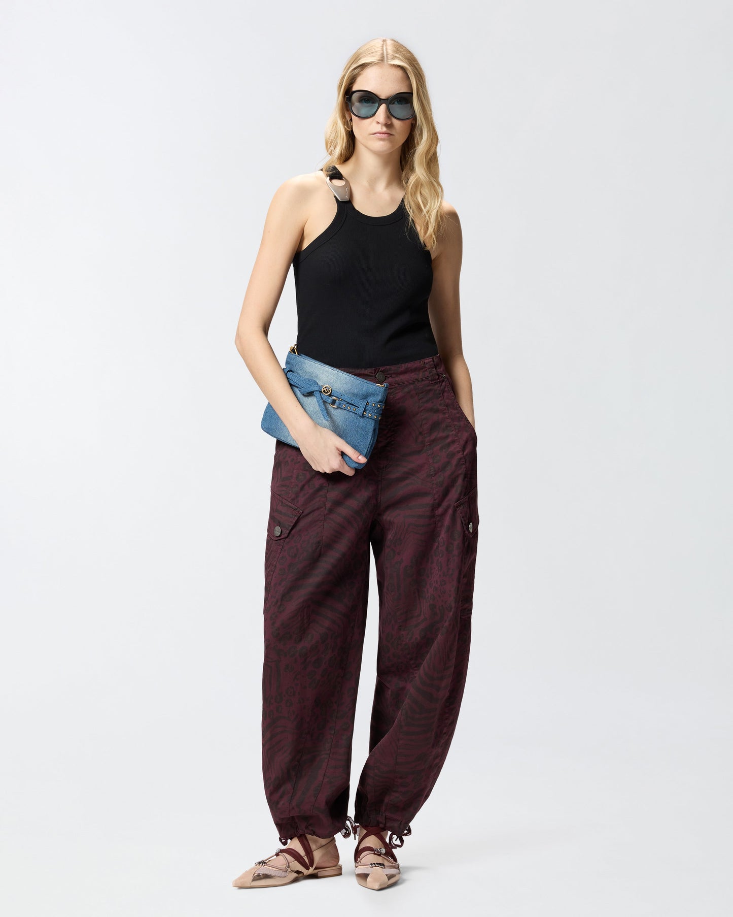 Vest top with pendant buckle