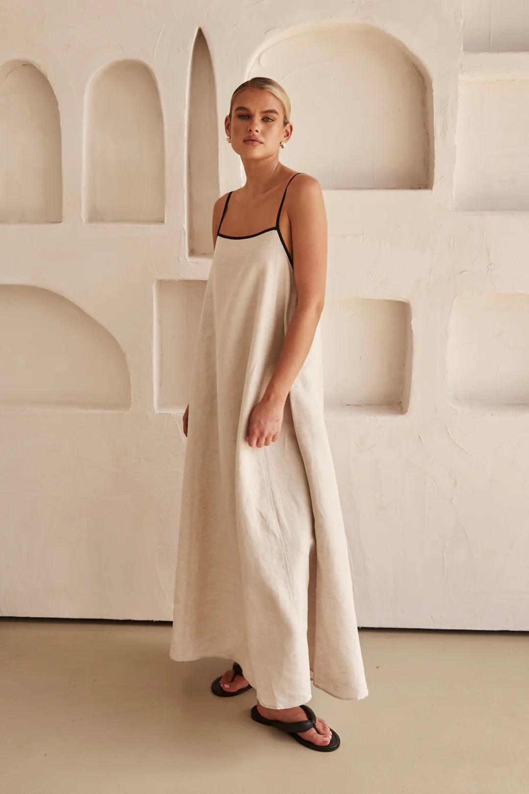 Kontrastierendes Maxikleid aus Leinen